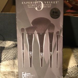 It cosmetics experience velvet brush set